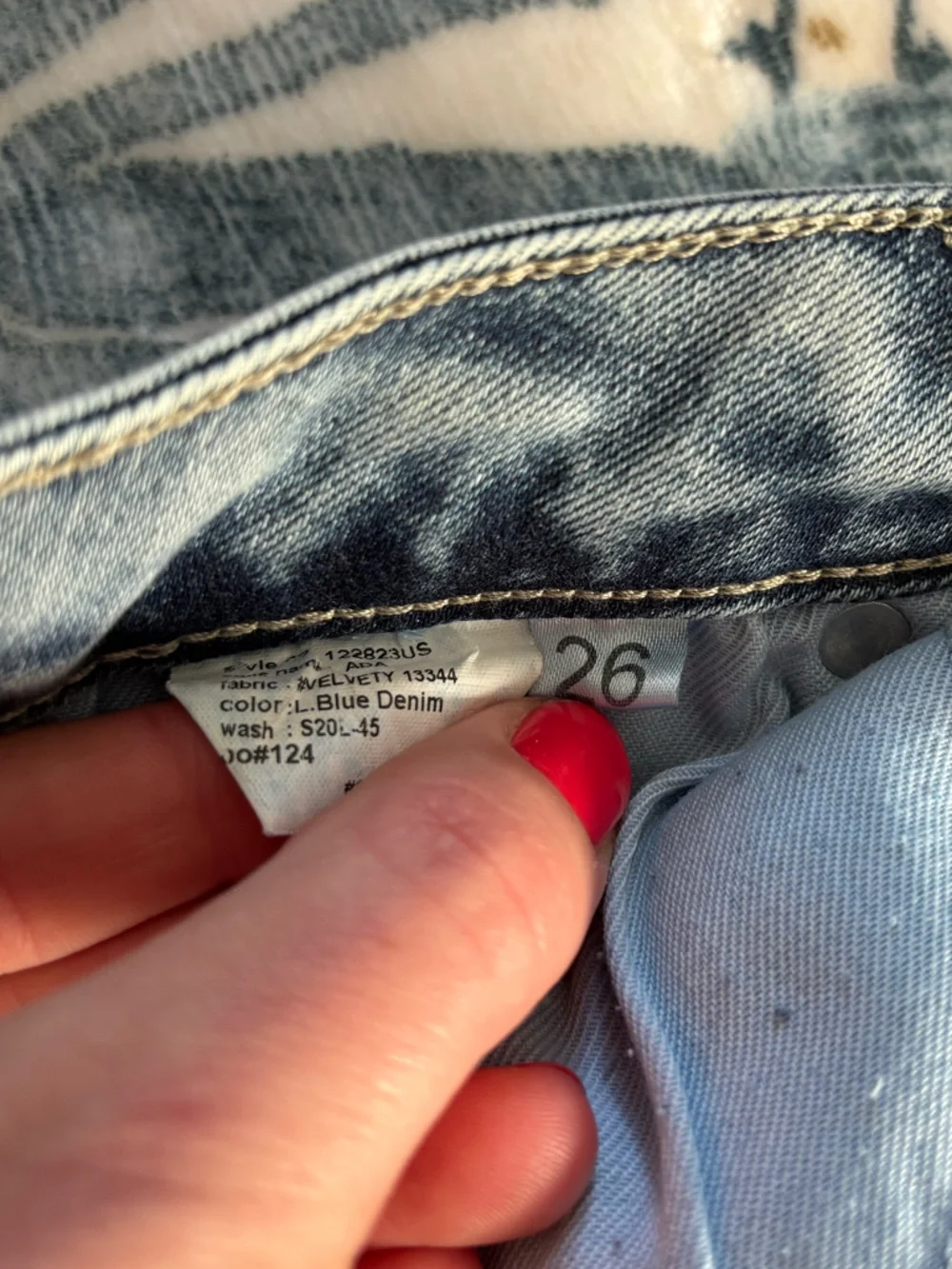 High-Rise Wide-Leg Jeans — Light Blue Wash - Picture 6 of 7